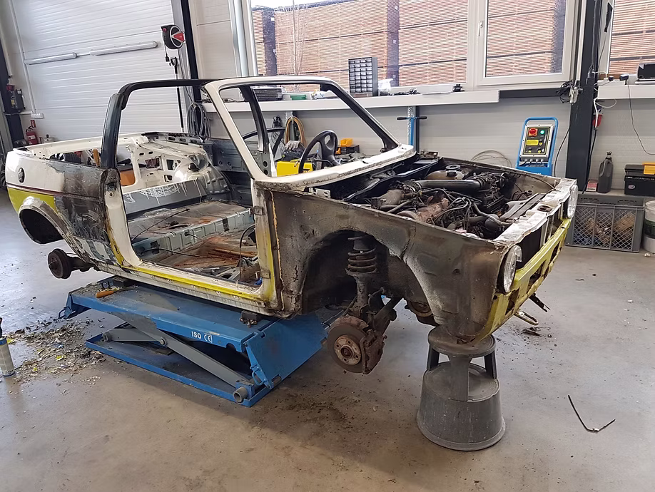 Unfallfahrzeug in der Werkstatt von Creative Car Cosmetics